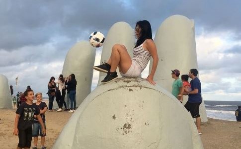 #EsViral La brasileña que hace "jueguito" en zapatillas, pero también con tacos aguja