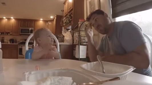 Un padre sordo emociona al cantarle a su hija también sorda en lengua de signos