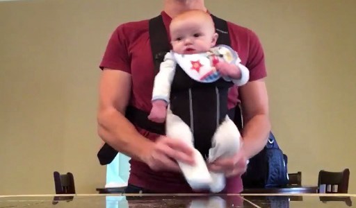 #EsViral El padre que le enseña a bailar a su bebé como Michael Jackson