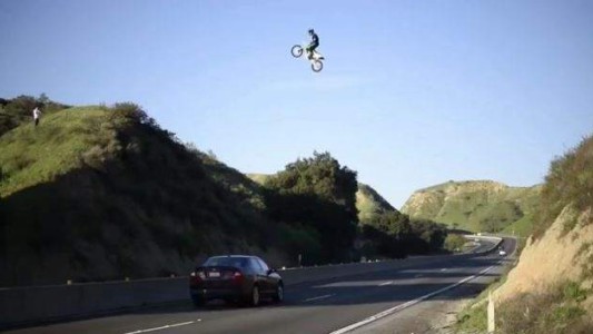 Video: motociclista se salvó por poco de morir aplastado por un camión