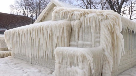 Fotos y video de la casa que quedó toda cubierta de hielo
