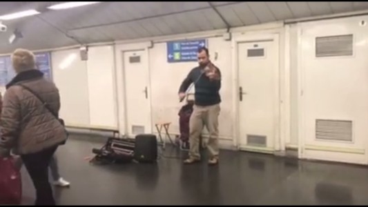 Genio y figura: un músico la rompió en el subte tocando una versión de Despacito en violín