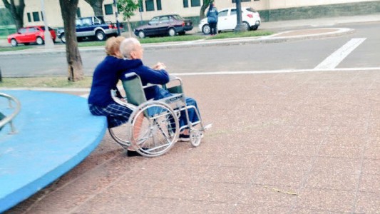 #AmorSinEdad : la foto viral de una pareja de abuelos abrazados en una plaza