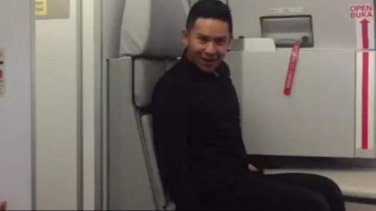 Un auxiliar de vuelo imitó a Britney Spears y causó furor en las redes