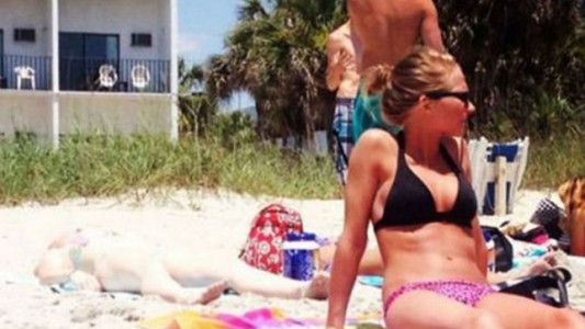 Reto viral: la curiosa foto de la mujer en bikini en una playa y el secreto que esconde