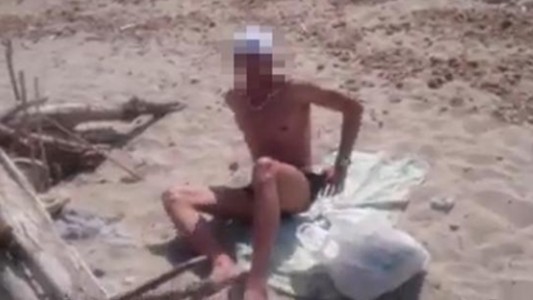 Una joven escrachó a un hombre que se masturbó mientras la observaba en la playa