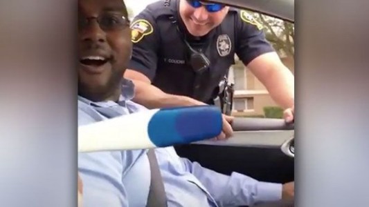 Con la ayuda de dos policías, le contó a su esposo la mejor noticia