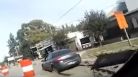 #EsViral Quiso esquivar el tránsito en la ruta y se quedó encallado en el cemento fresco