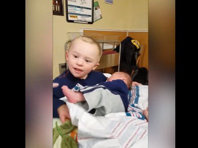 #EsViral el primer encuentro con su hermanito recién nacido