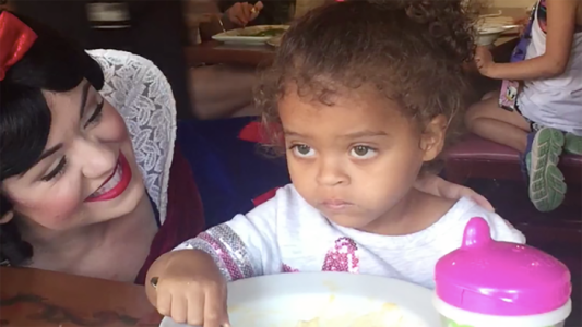 "Primero la comida": el video de la nena que ignora a Blancanieves por un plato de pastas