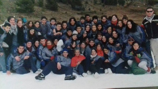 Graduados: Dieciseis años más tarde, una chica busca al egresado que se olvidó esta foto en Bariloche