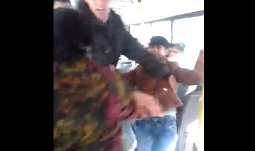Agresión viral: una joven le pegó a una mujer por cantar en el colectivo