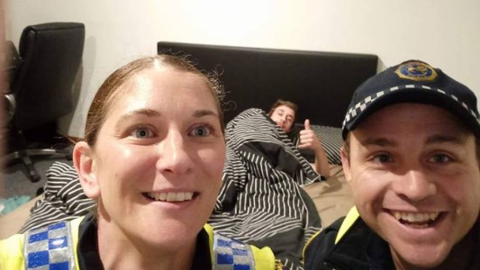 Joven muy ebrio es llevado por la policía a su casa y se entera gracias a una "selfie" que publicaron los oficiales