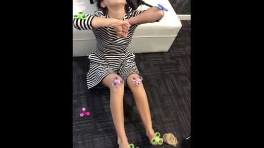 Locos por el spinner: la actriz de Stranger Things subió a Instagram un curioso desafío