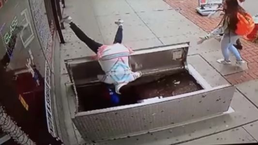 Video: se cayó a un sótano mientras caminaba por la vereda mirando el celular