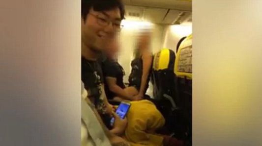 El hombre filmado teniendo sexo en un avión está en pareja con otra mujer y espera un hijo