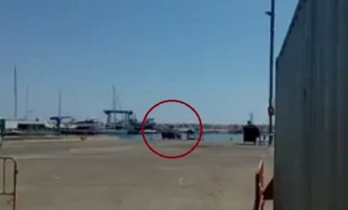 Video: mecánico tiró al agua el Mercedes de un cliente que le debía dinero