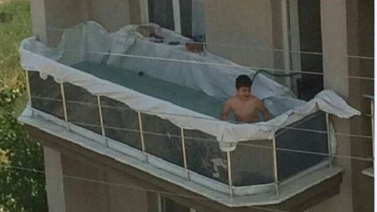 Para combatir el calor improvisó una pileta en el balcón y casi rompe internet