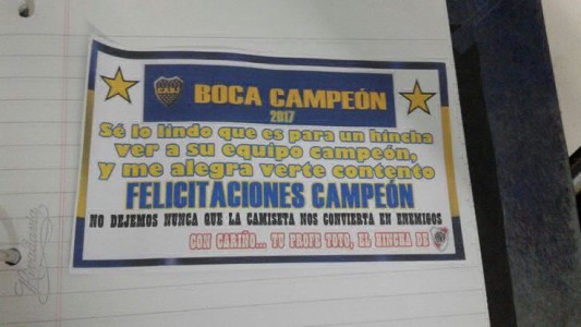 Alumnos hinchas de Boca fueron sorprendidos por su maestro