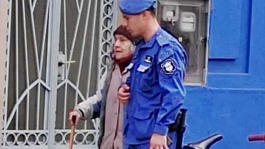 #EsViral El policía que ayudó a una señora mayor y se ganó todos los elogios