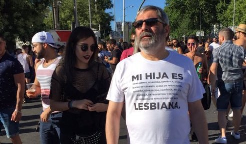 Acompañó a su hija a la marcha del Orgullo y la remera que llevaba puesta se volvió viral