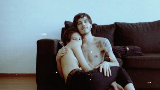 Filmó a su novia, guardó sus audios de WhatsApp durante un año y armó un corto de amor que se viralizó en las redes