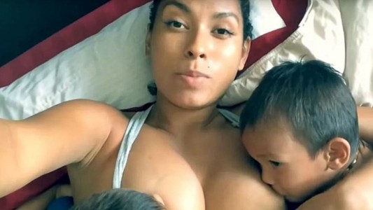 Polémico video en Youtube: una mujer asegura que le da la teta a su hijo mientras tiene sexo con su marido