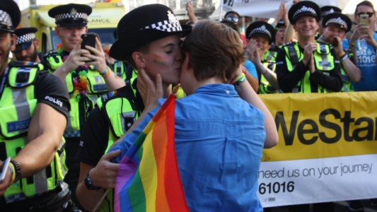 El emotivo momento en que la novia de una policía le pide matrimonio en la marcha del Orgullo en Londres