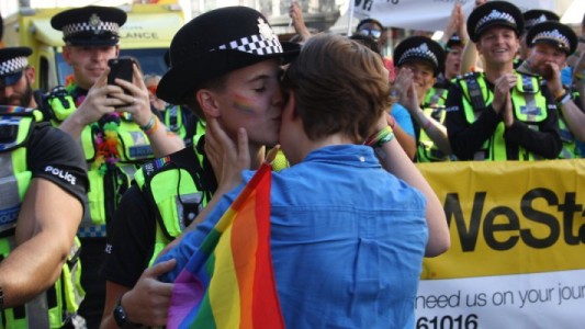 El emocionante pedido de matrimonio de una mujer a su novia policía durante la marcha del Orgullo Gay