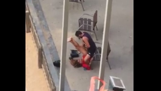 Escándalo en España: grabaron a una pareja teniendo sexo frente a una plaza y a plena luz del día