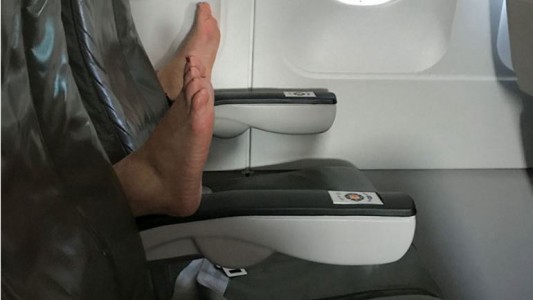 Una mujer subió una imagen del PEOR compañero de viaje que te puede tocar en un avión y la publicación explotó