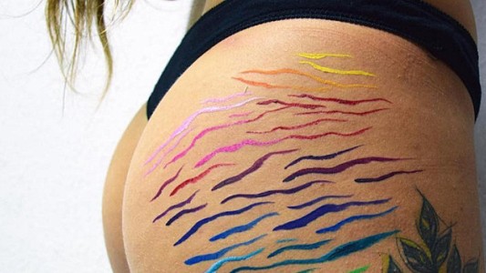 La joven artista que se volvió viral al transformar las estrías de las mujeres en arte