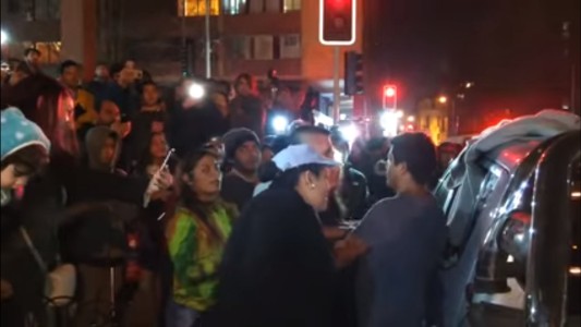 Escándalo en Chile: una mujer descubrió a su marido con su amante en una camioneta y una multitud quiso destruir el vehículo