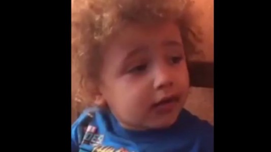 Un nene pide que le corten el pelo por que le dicen "Valderrama"