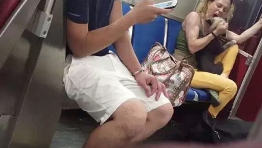 Indignación por un video en el que una mujer golpea y muerde a su perro en el subte de Canadá