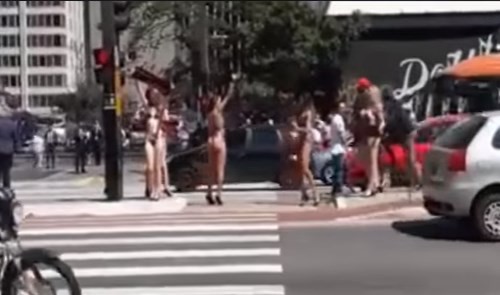 Chocó su camioneta porque se distrajo mirando mujeres en bikini en la calle