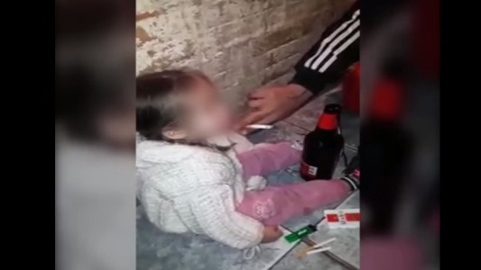 El viral que nos indigna: Le dan cerveza, marihuana y cigarrillos a una nena de 4 años