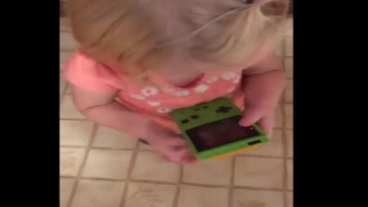 La divertida reacción de una nena al ver por primera vez una Game Boy