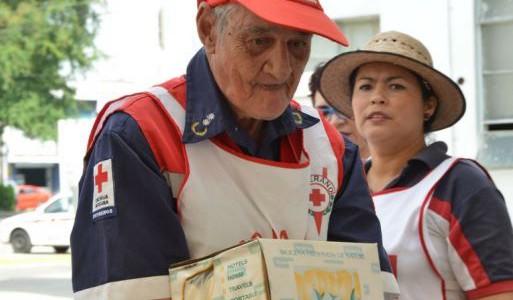 Don Roberto, el voluntario de 89 años que conmovió a todos en México