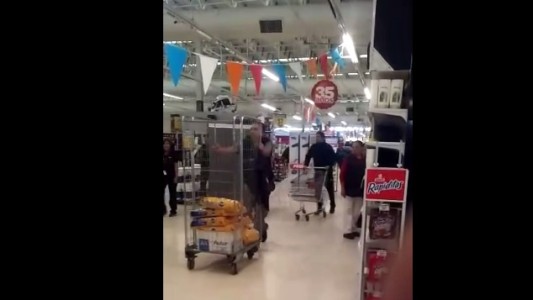Video: Por oferta de fernet se armó una verdadera "maratón" en un supermercado cordobés