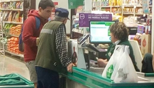 El conmovedor gesto de un chico con un anciano que emocionó a todos en las redes