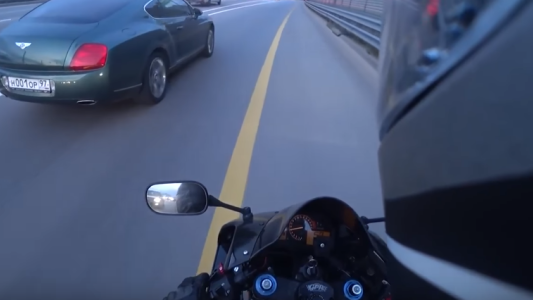 El viral que nos indigna: un motociclista persiguió a un hombre que tiró basura desde su auto y le dio flor de lección