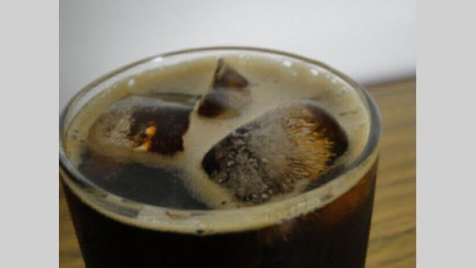 ¿Cómo lo hace?: el increíble mago cordobés que transforma el agua en fernet
