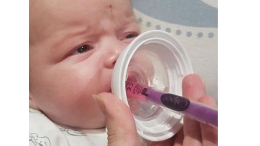El ingenioso truco de esta mamá para que su beba tome sus medicamentos