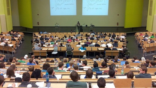 Para demostrar que no le prestaban atención, profesor publicó el historial de navegación de sus alumnos