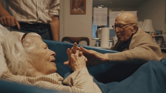 “Te extraño todo el tiempo”: la emotiva declaración de amor de un hombre a su esposa de 100 años