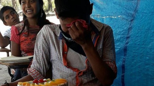 La emoción de un nene al recibir una torta de cumpleaños por primera vez