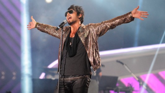 Video viral: Beto Cuevas se cayó por un hueco en pleno concierto