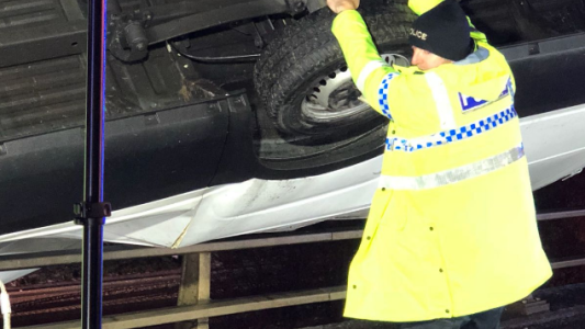 Increíble: un policía de tráfico evitó que un camión caiga de un puente al sostenerlo con sus propias manos