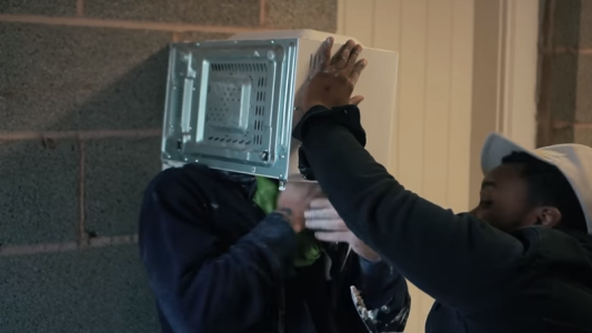 Un youtuber casi muere tras meter la cabeza en un microondas lleno de cemento